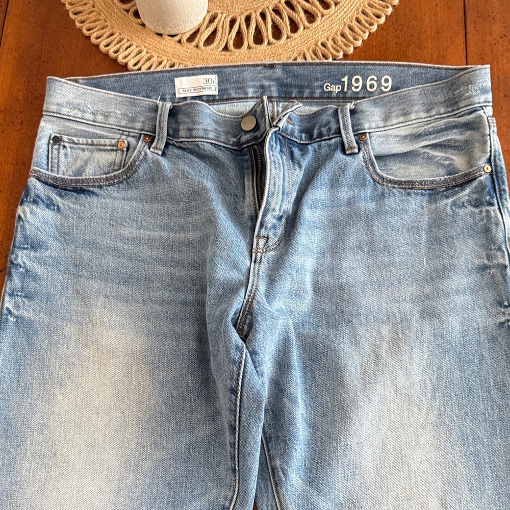 GAP Sexy Boyfriend Womens Light Blue Denim Jeans size 30R.